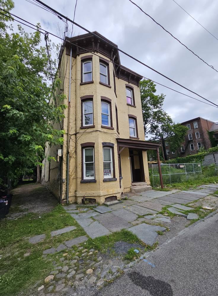 3 Bedrooms · 1 Bath Apartment — Newburgh